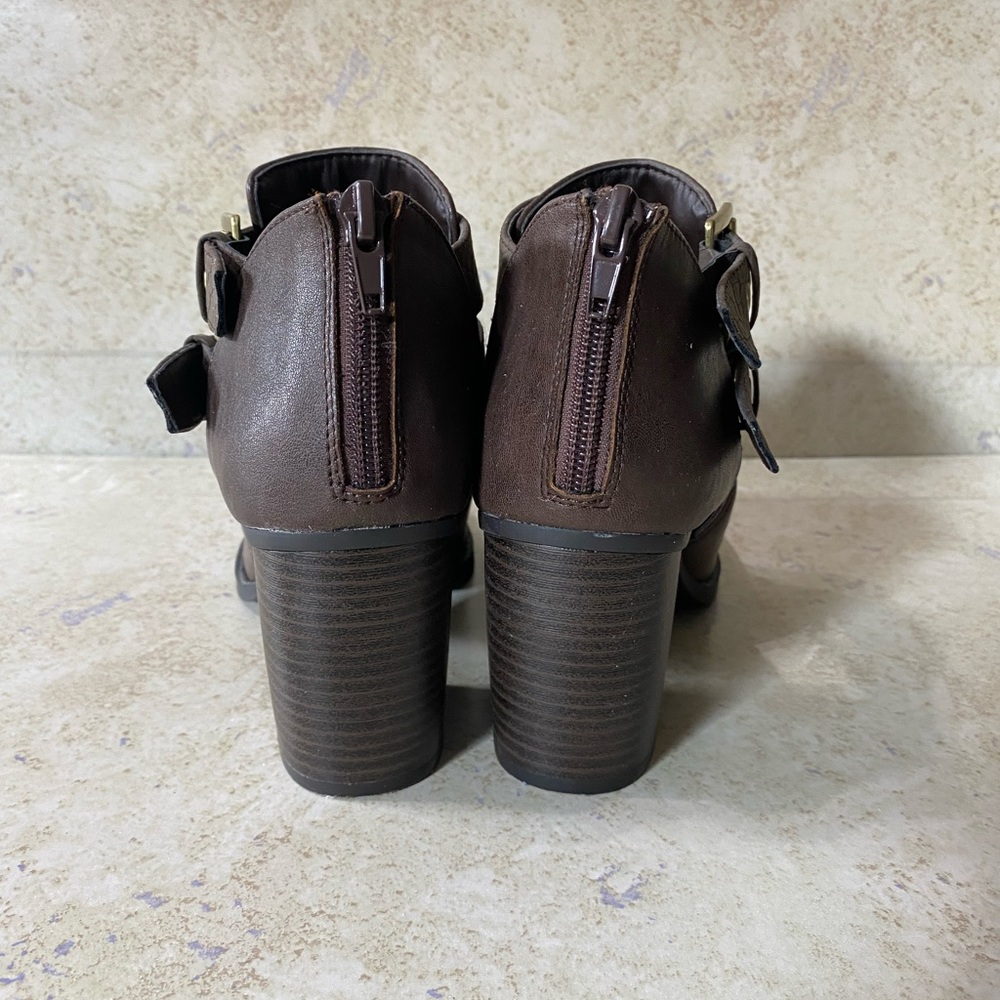 Selling shoes, Size 7, worn couple of times, color brown,